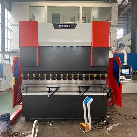 Nadun Hydraulic Press Brake For 6mm Thick 3200mm Long Metal Sheet