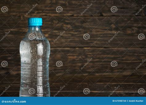 Kleine Fles Schoon Water Met Dalingen Stock Foto Image Of Koel