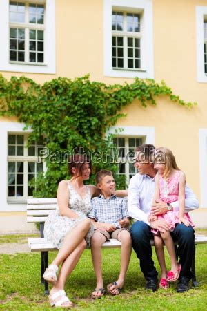 Familie Sitzt Vor Ihrem Eigenheim Lizenzfreies Bild 7269997