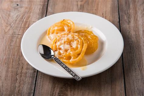 Kesari jalebi ou jilbi rabdi é uma deliciosa receita indiana