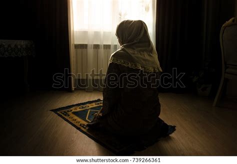 Wanita Muslimah Berdoa