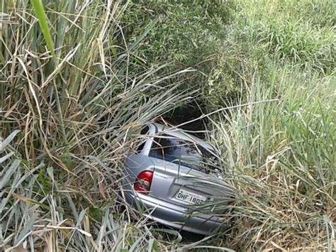 G Carro Cai Em Ribanceira Ap S Acidente Em Barra Bonita Not Cias