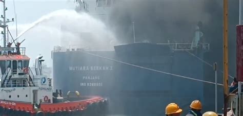 Kapal Mutiara Berkah 1 Terbakar Di Pelabuhan Indah Kiat Begini