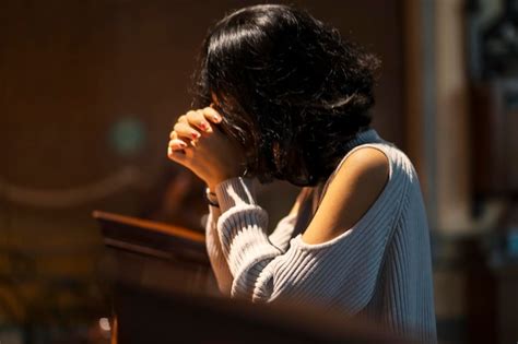 Premium Photo Side View Of Religious Girl Praying In The Church