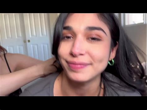 La MILF Tetona Nickey Huntsman Y La Latina Caliente Reina Rae Comen El Culo Y Hacen Garganta