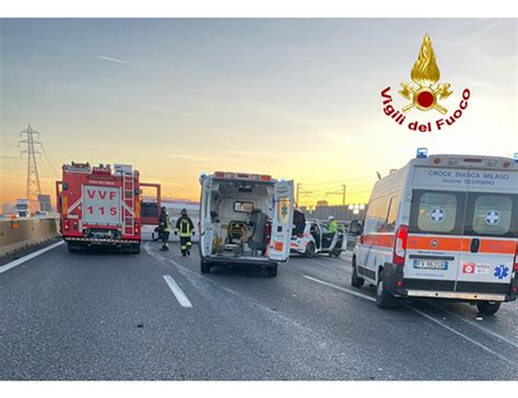 Camion Carico Di Cemento Si Ribalta In Autostrada Nel Milanese