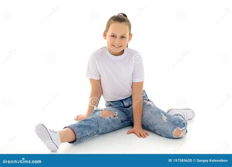 Hermosa Chica Adolescente En Jeans Con Agujeros Foto De Archivo