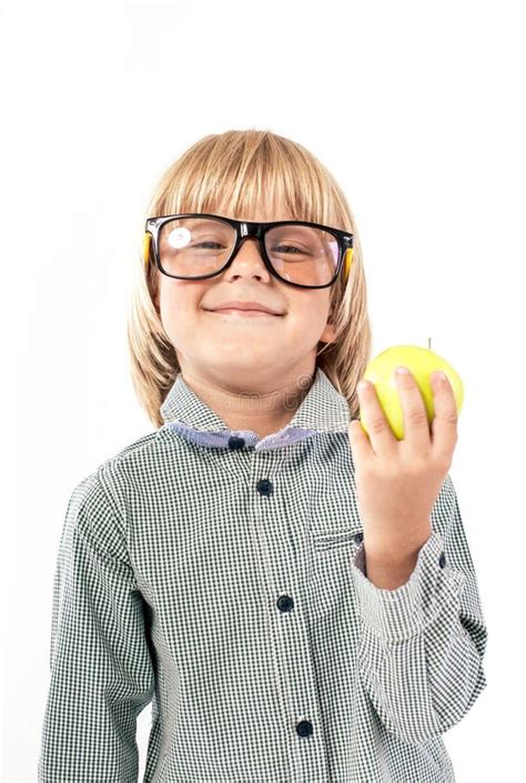 El Retrato Del Colegial Feliz Se Vistió En Corbata De Lazo Roja Con El