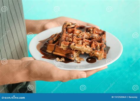 Placa Da Terra Arrendada Da Mulher Os Waffles Saborosos No Fundo Da