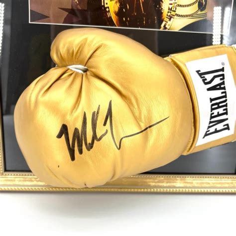 Guantone Da Boxe Incorniciato E Autografato Da Mike Tyson Charitystars