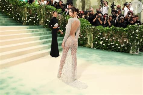 Nudez Fashion Emily Ratajkowski Deixa Seios E Bumbum Mostra Em Look