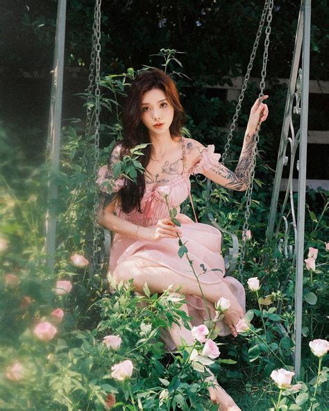 Gái xinh xăm trổ hot nhờ bị chụp lén trong thang máy gây hiểu lầm vì bộ đồ màu da
