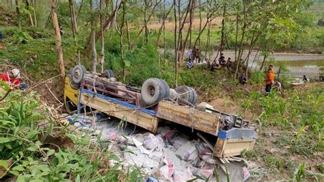 Tak Kuat Nanjak Truk Bermuatan Semen Terjun Ke Jurang Hingga Terbalik