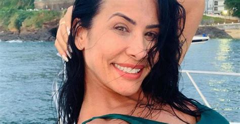 Scheila Carvalho ostenta corpão sarado durante passeio de barco e