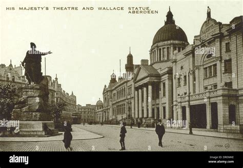 The Wallace Statue and HM Theatre, Aberdeen Stock Photo - Alamy