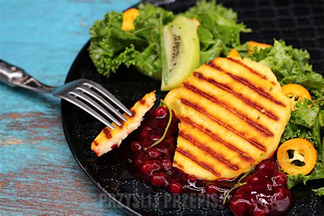 Grillowany ser halloumi podany z konfiturą borówkową i sałatką