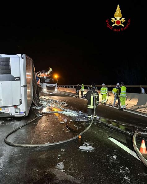 Camion In Fiamme Nella Notte Sullautostrada A7 Chiusa Una Corsia Nel