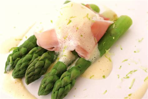 Asperges Vertes Jambon Fumé De Parma œuf Poché Et Sauce