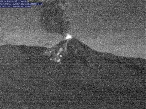 CUPSFIRE on Twitter Volcán Reventador Emisión de gases y ceniza