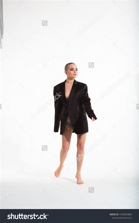 Young Nude Woman Shaved Head Covering库存照片1035695806 Shutterstock
