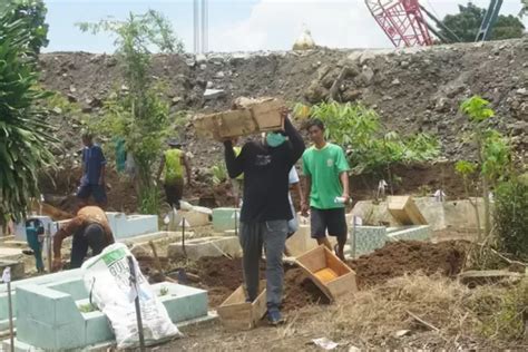 Kisah Petugas Pindahkan Ratusan Makam Yang Terkena Proyek Tol Solo