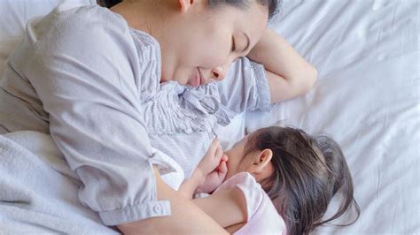 【媽媽要知】4個埋身餵母乳姿勢bb含吮要點 母乳餵哺