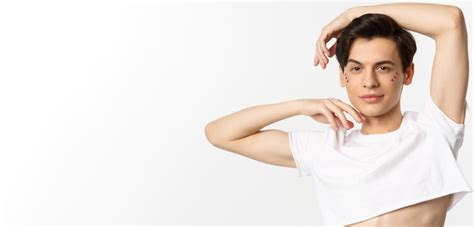 Gente Comunidad Lgbtq Y Concepto De Estilo De Vida Primer Plano De Hombre Gay Descarado Con