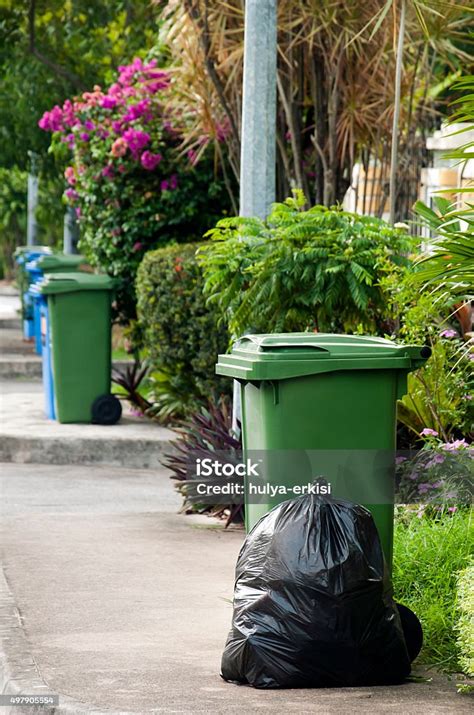 Tong Sampah Beroda Foto Stok Unduh Gambar Sekarang Tong Sampah