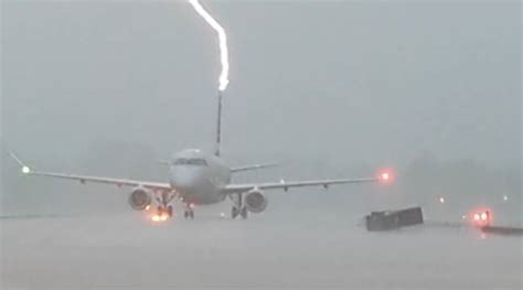 Shocking moment lightning strikes US plane full of passengers just ...