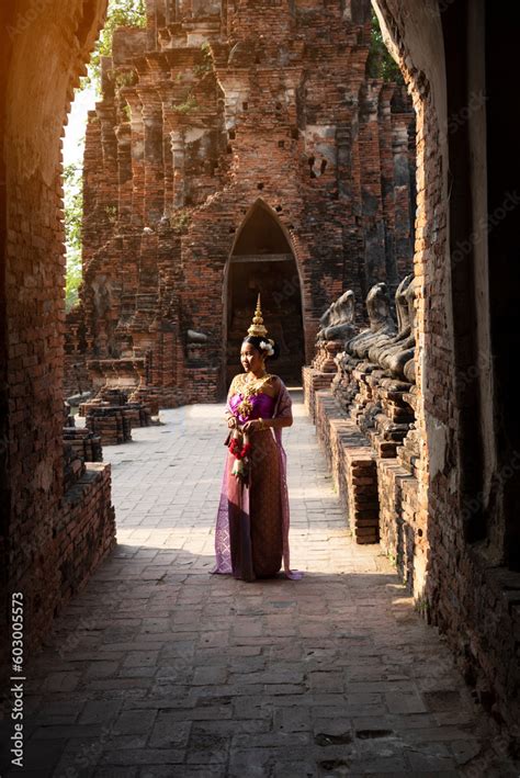 Beautiful Thai girl in traditional dress costume , Ayutthaya province ...