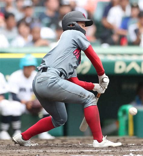 ＜北海・浜松開誠館＞ 3回1死、浜松開誠館・深谷の止めたバットに当たった打球が内野安打となる （撮影・須田 麻祐子） ― スポニチ