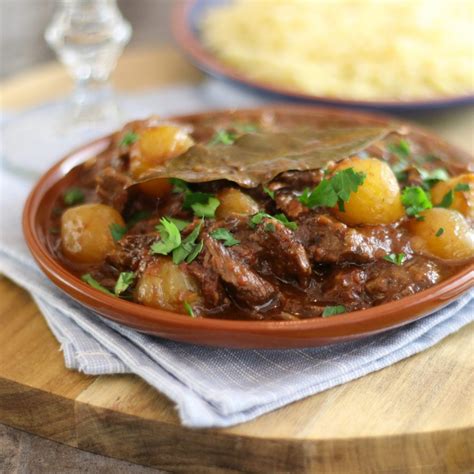 Griekse Stifado Stoofpotje Met Rundvlees En Zilveruitjes Mariëlle In