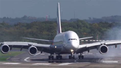 Atterrissage spectaculaire d un A380 en pleine tempête YouTube