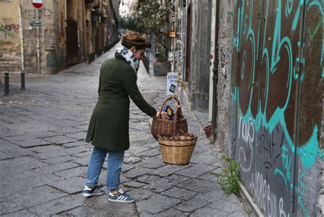 Coronavirus en Italie des paniers de solidarité aux balcons pour