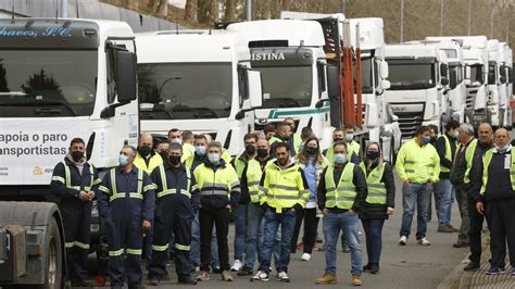 La Huelga De Transportistas Afecta Ya A Los Suministros