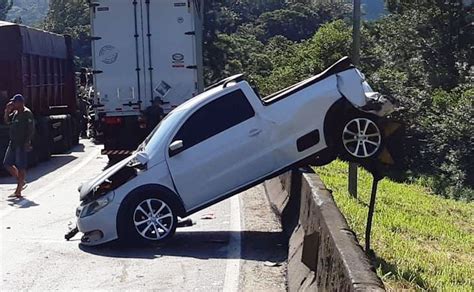 BR 376 bloqueada após grave acidente quatro veículos Carro ficou