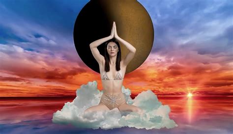 Naked Kendall Jenner In LOVE Advent