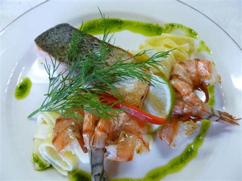 Lachs Steak Und Garnelen Vom Grill Auf Tr Ffelrahmbandnudel Basilikum