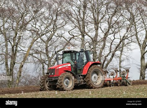 Un Tractor Massey Ferguson Con Arado Reversible Que Trabaja En Un Campo