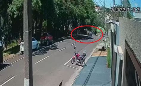 Câmera flagra acidente que deixou motociclista ferida no bairro Neva