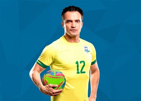 a presença de Falcão rei do futsal Bálsamo reinaugura ginásio