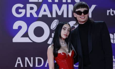 Peso Pluma y Nicki Nicole hacen oficial su relación durante la alfombra