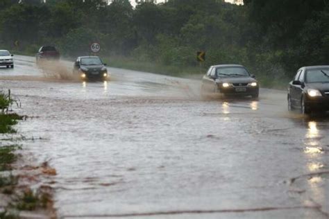 Chuva Alaga Vias Invade Casas E Moradora Perde M Veis Na Capital