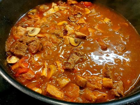 Gulasch mit Champignons Gewürzgurken und Paprikaschoten von Urmel1985