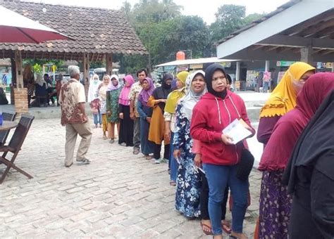 Karang Taruna Sleman Salurkan Ratusan Paket Sembako Kepada Warga Tempel