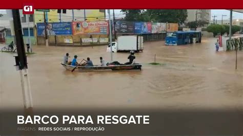 Vídeo G1 em 1 Minuto Moradores usam barco para resgatar passageiros