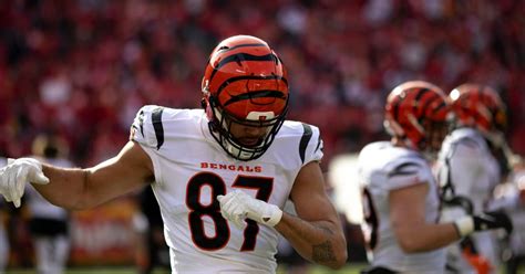 C J Uzomah Injury Bengals Tight End Leaves Afc Title Game With Leg