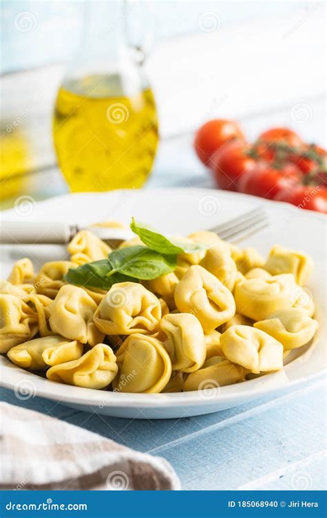 Tortellini Pasta Pasta Rellena Italiana Con Hojas De Albahaca Foto De