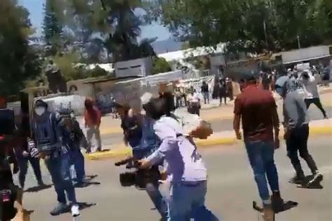 Normalistas De Oaxaca Ingresan Al Edificio De La Exieepo Causan