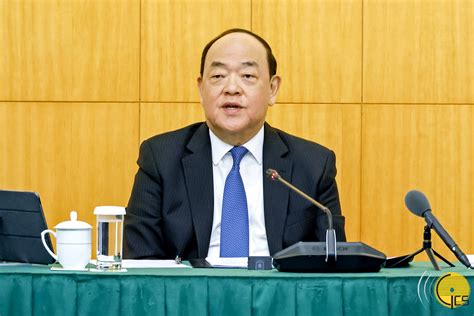 行政長官賀一誠發表《2022年財政年度施政報告》後在政府總部會見記者，回答記者提問。 澳門特別行政區政府入口網站